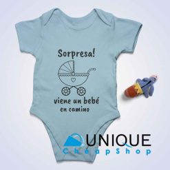 Sorpresa Viene Un Bebe En Camino Baby Bodysuits Color Light Blue